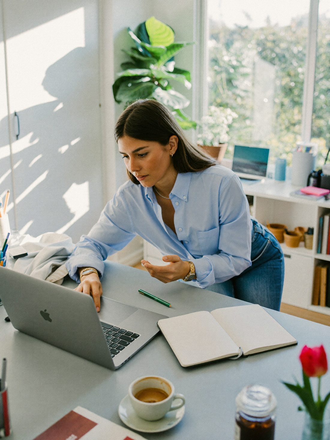 A ScaleDesk virtual assistant working from home